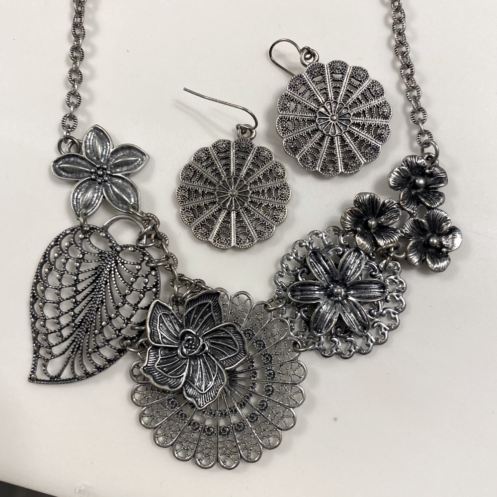 Botanical necklace and earring set
